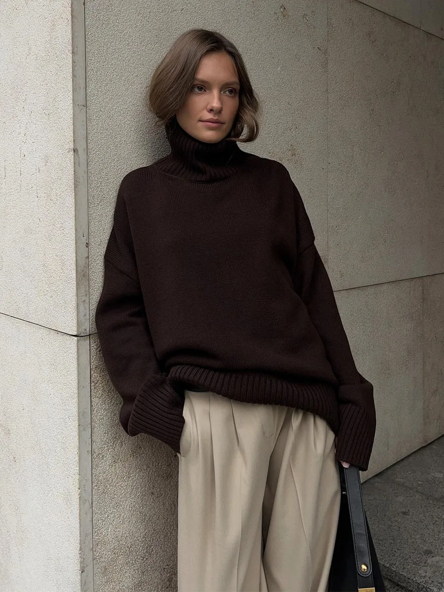 Damski sweter oversize z golfem Kawowy