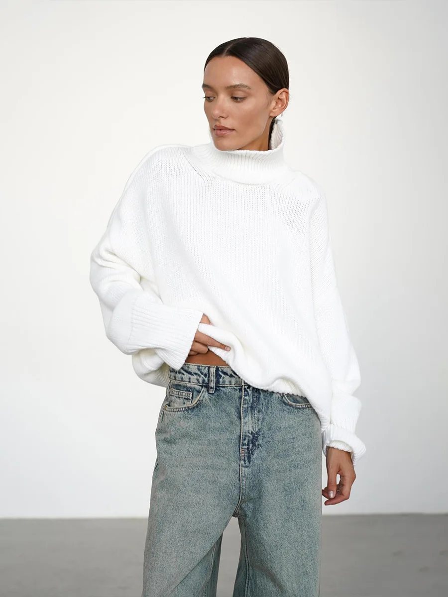 Damski sweter oversize z golfem Biały