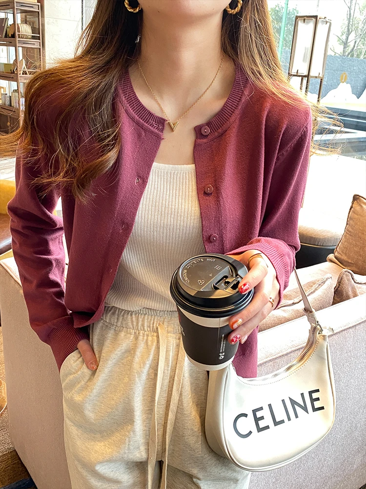 Damski sweter rozpinany z guzikami i dekoltem w serek Plum