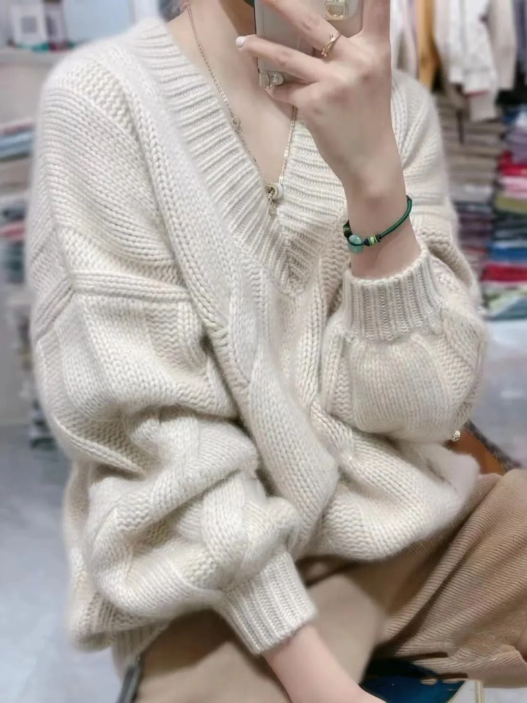 Damski sweter z wełny merino z dekoltem w serek Biały