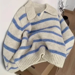 Damski sweter z kapturem i kołnierzem polo w paski Szary