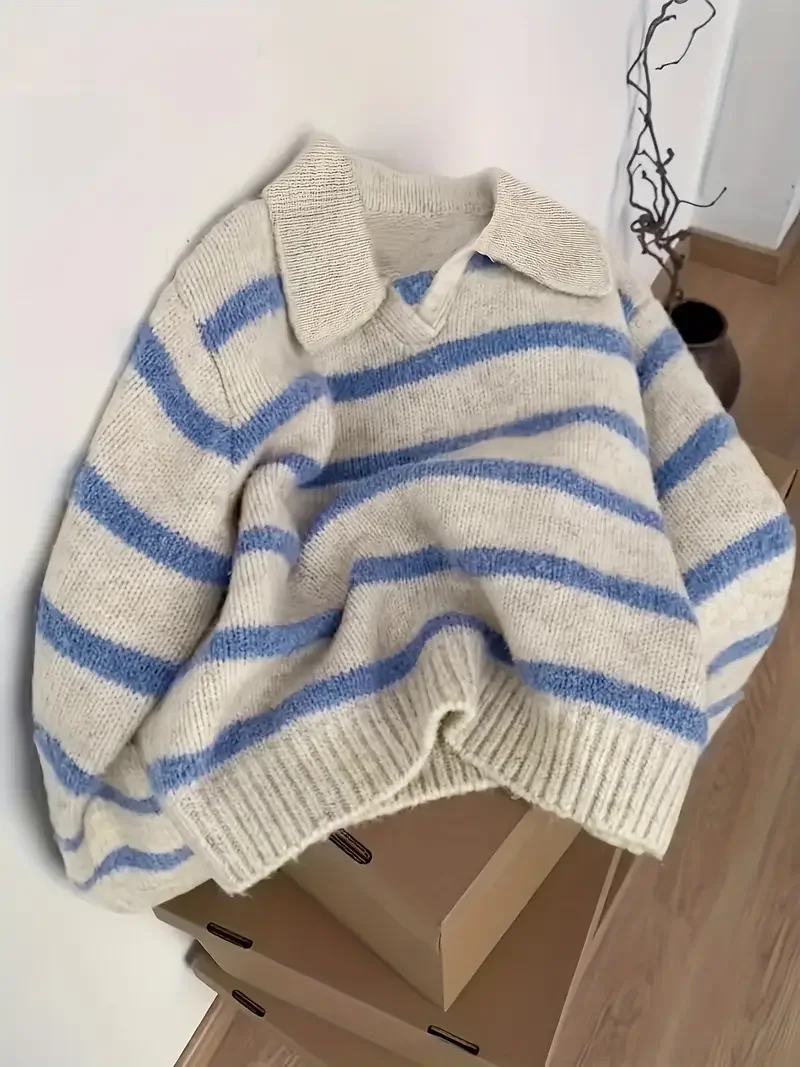Damski sweter z kapturem i kołnierzem polo w paski Szary