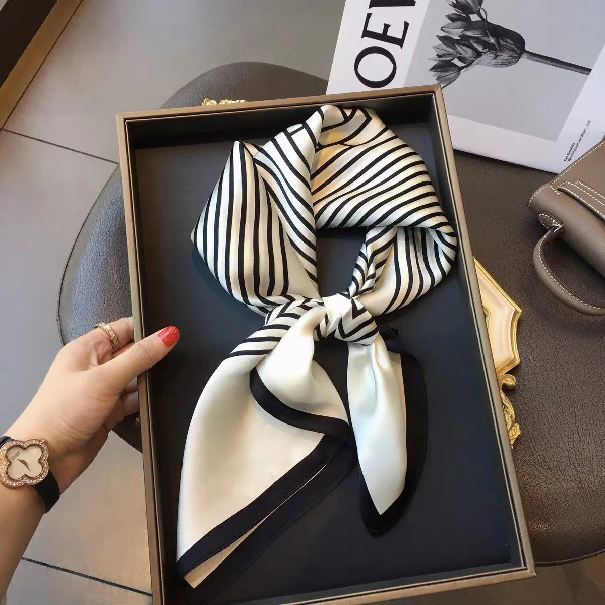 Damski jedwabisty szalik w kropki 70x70 cm 18