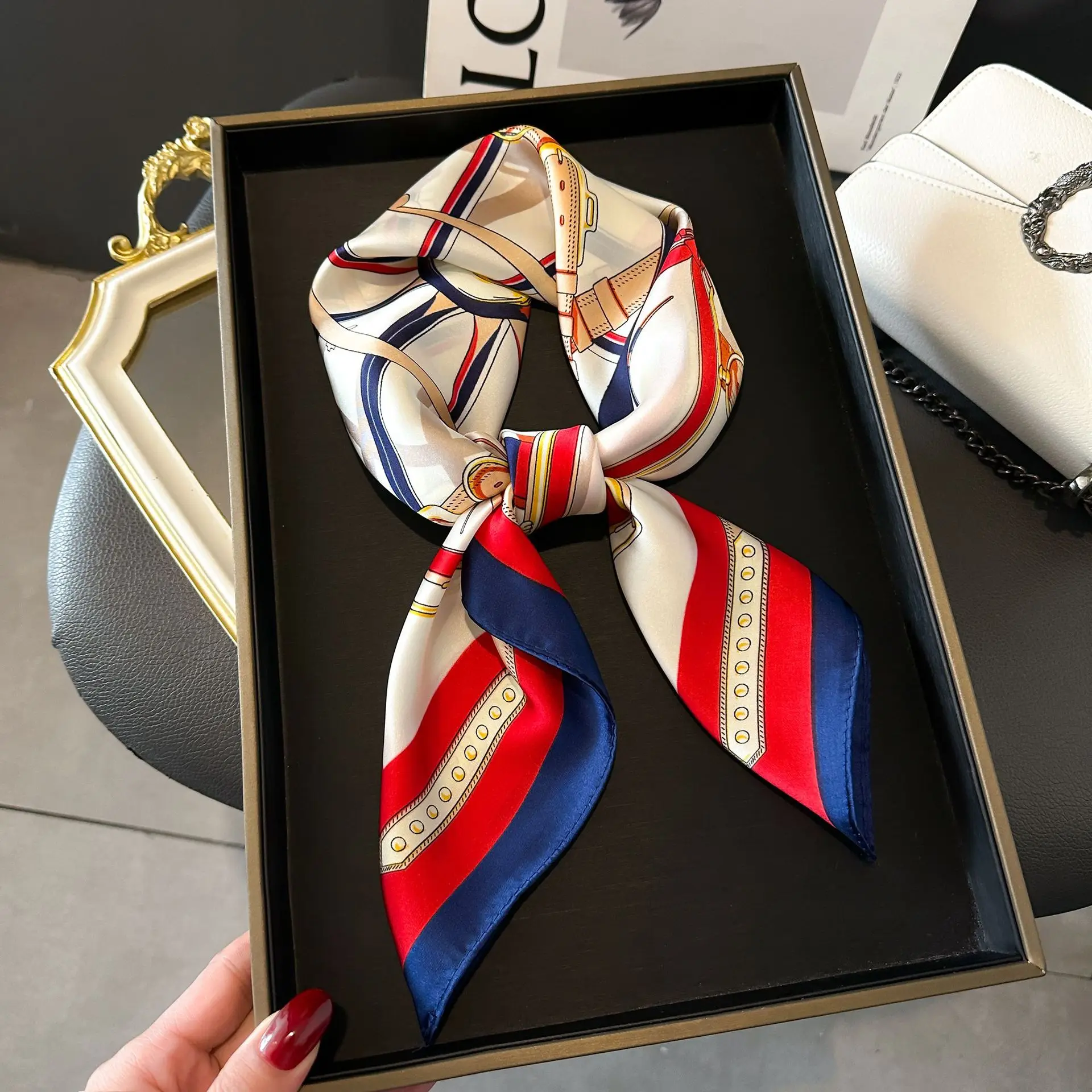 Damski jedwabisty szalik w kropki 70x70 cm 24