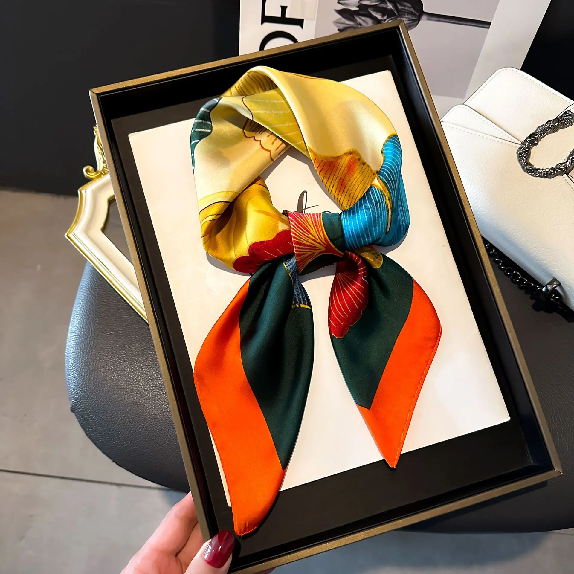 Damski jedwabisty szalik w kropki 70x70 cm 26