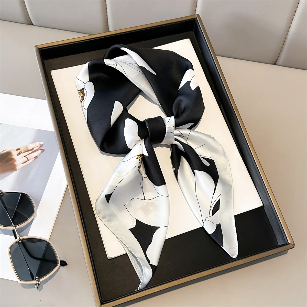 Damski szalik 70 cm z imitacji jedwabiu w kwiaty 18