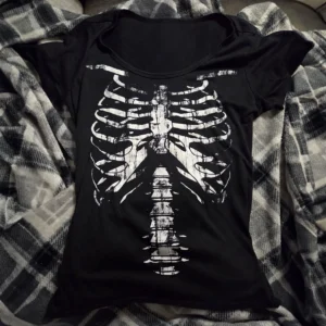 Damski t-shirt z nadrukiem w stylu Y2K grunge Czarny