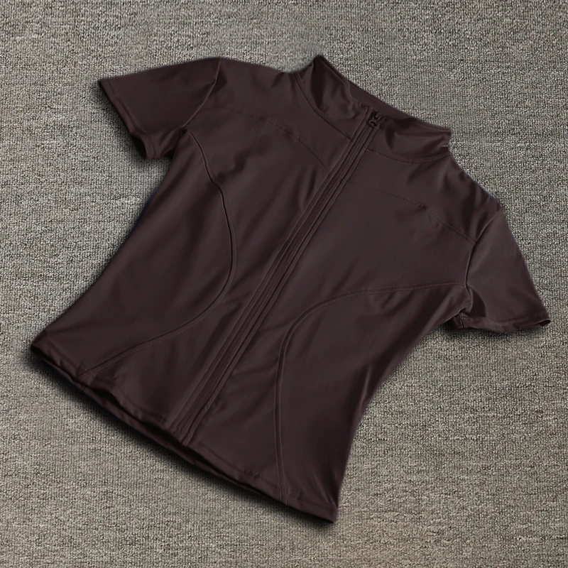 Damski top do jogi ze stójką i zamkiem Brązowy