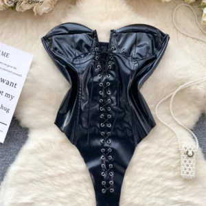 Damskie body z eko-skóry z odkrytymi plecami Czarny
