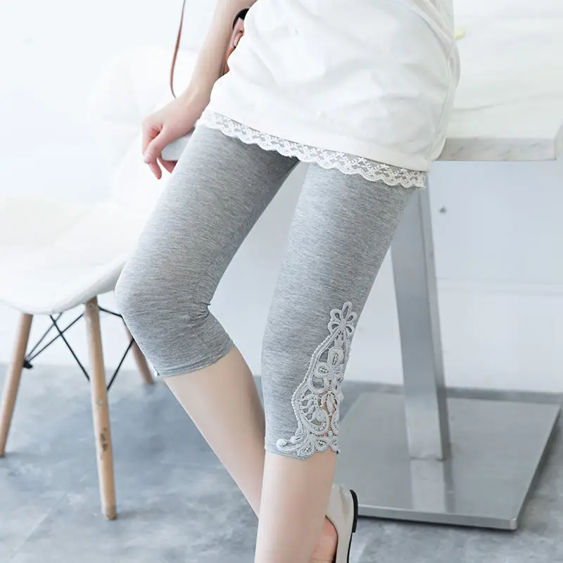 Damskie legginsy 3/4 z koronką, sportowe rybaczki na lato Szary