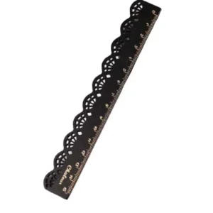 Drewniana linijka-zakładka 15 cm w stylu vintage z koronkowym wzorem żółty