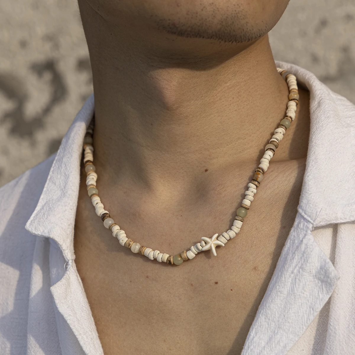 Drewniany naszyjnik choker z koralikami z łupin kokosa i rozgwiazdy Kolor jasnożółtego złota
