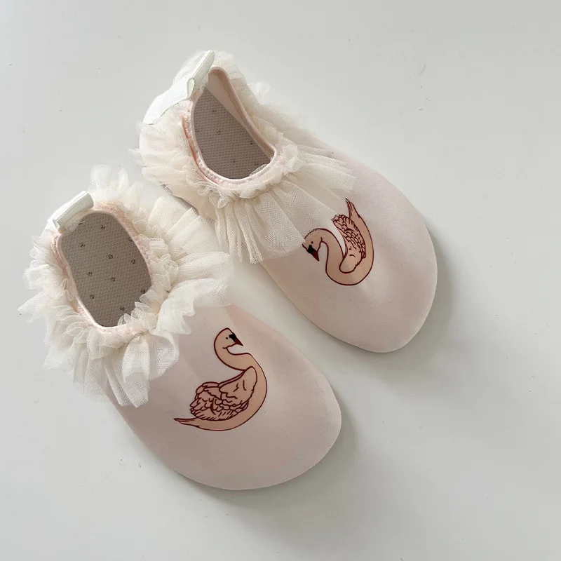 Dziecięce buty do wody antypoślizgowe z motywem Swan