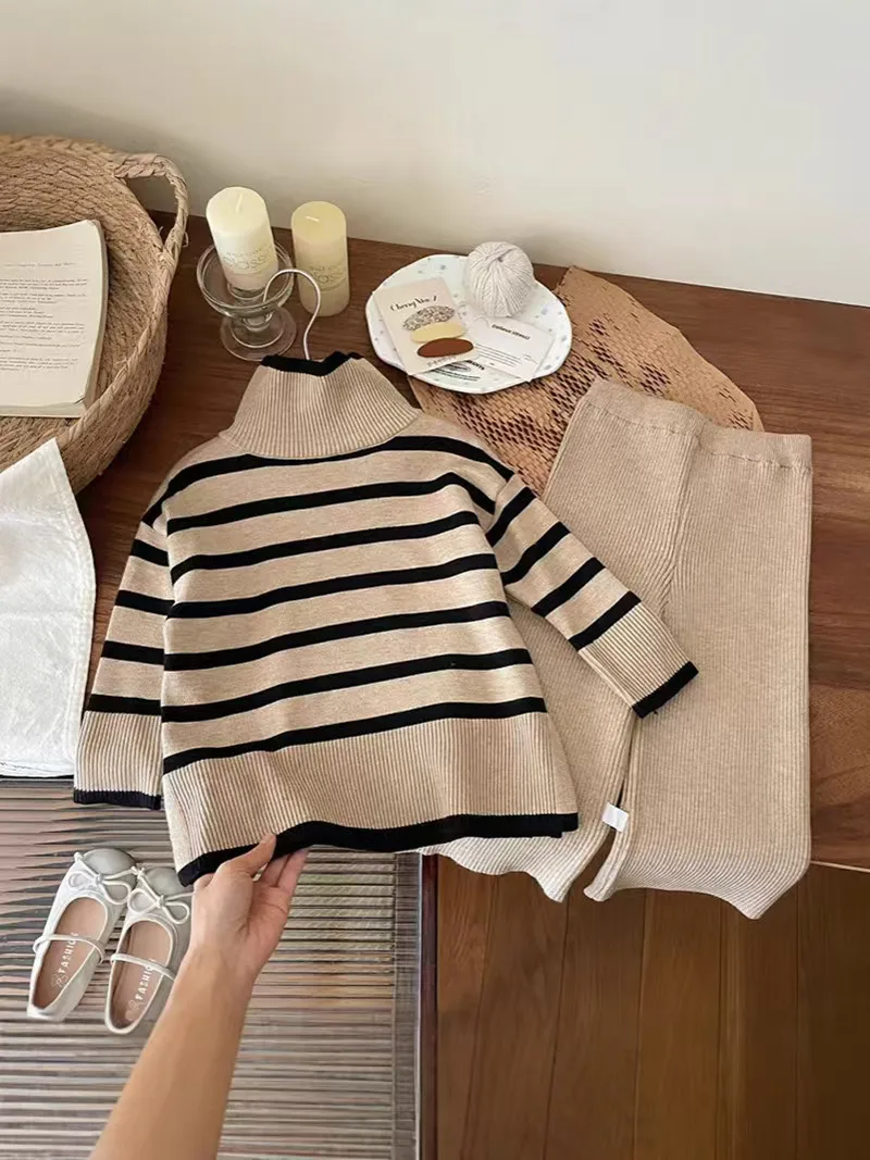 Dziewczęcy sweter z golfem i spodnie dziecięce zestaw dwuczęściowy Beżowy