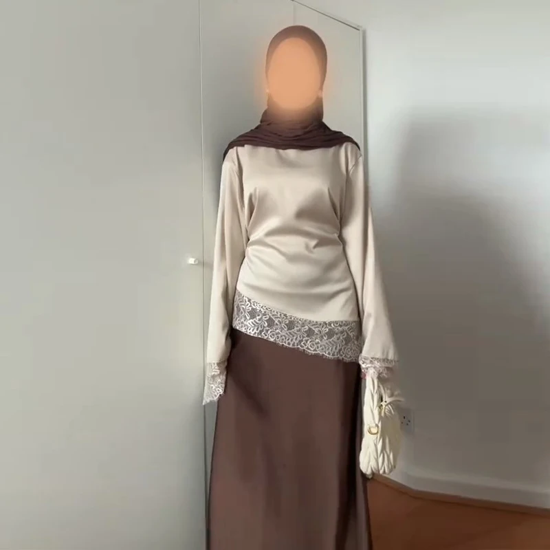 Elegancka damska bluzka z satyny i koronki z wiązaniem Szampański