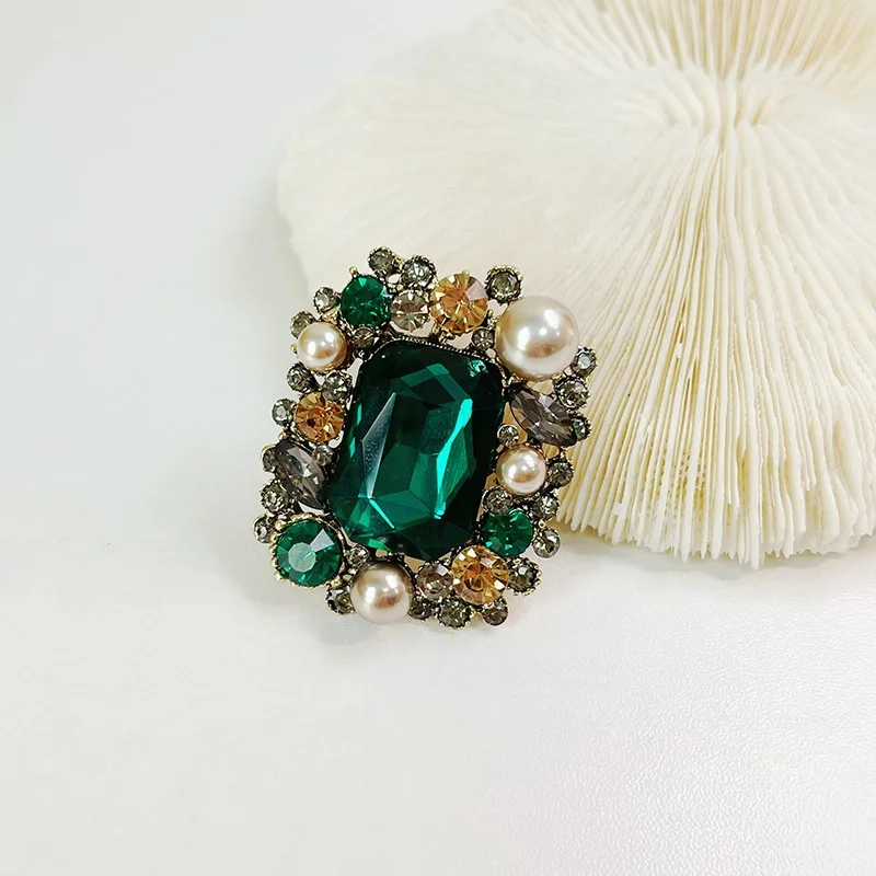 Elegancka broszka z ażurowym liściem do płaszcza B9 2 7825