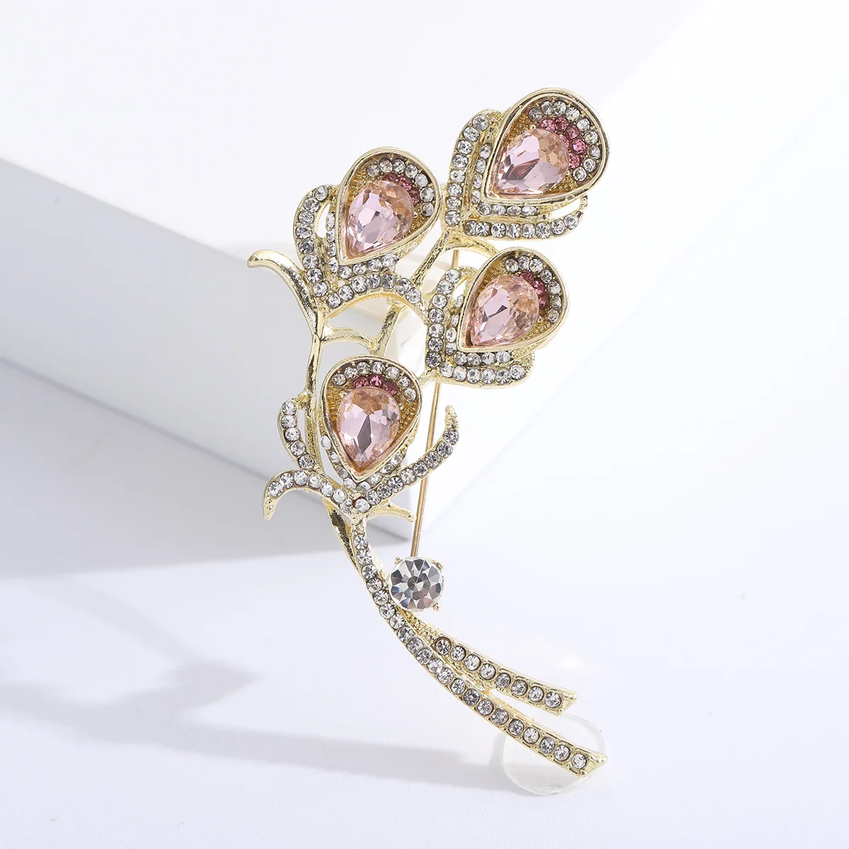 Elegancka broszka z ażurowym liściem do płaszcza G2 2 982