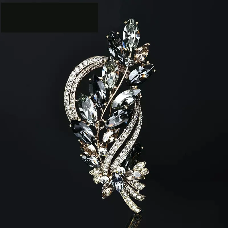 Elegancka broszka z ażurowym liściem do płaszcza M1 3 3242