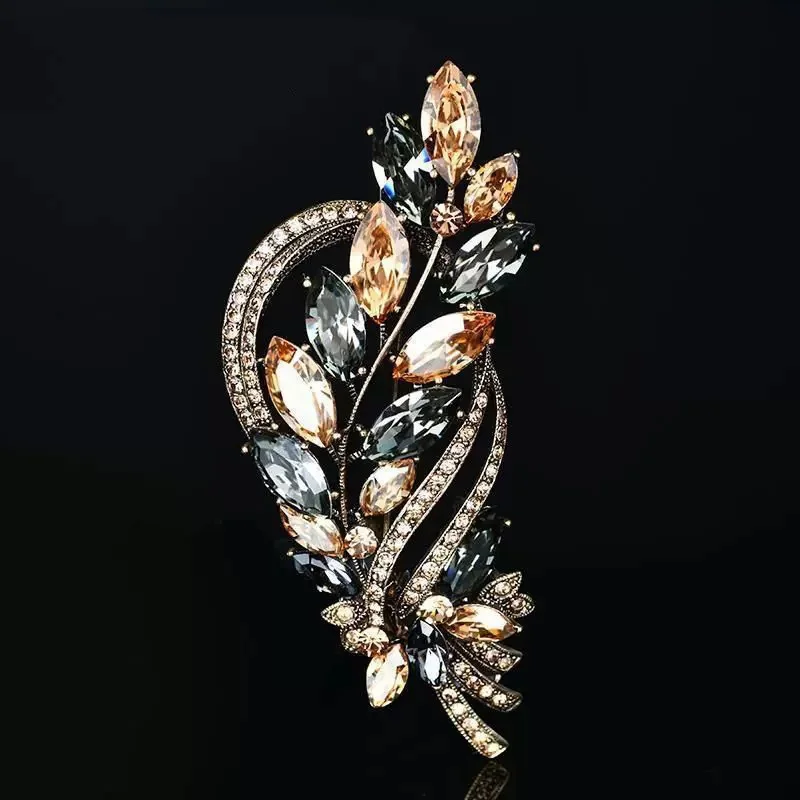 Elegancka broszka z ażurowym liściem do płaszcza M1 3 3243