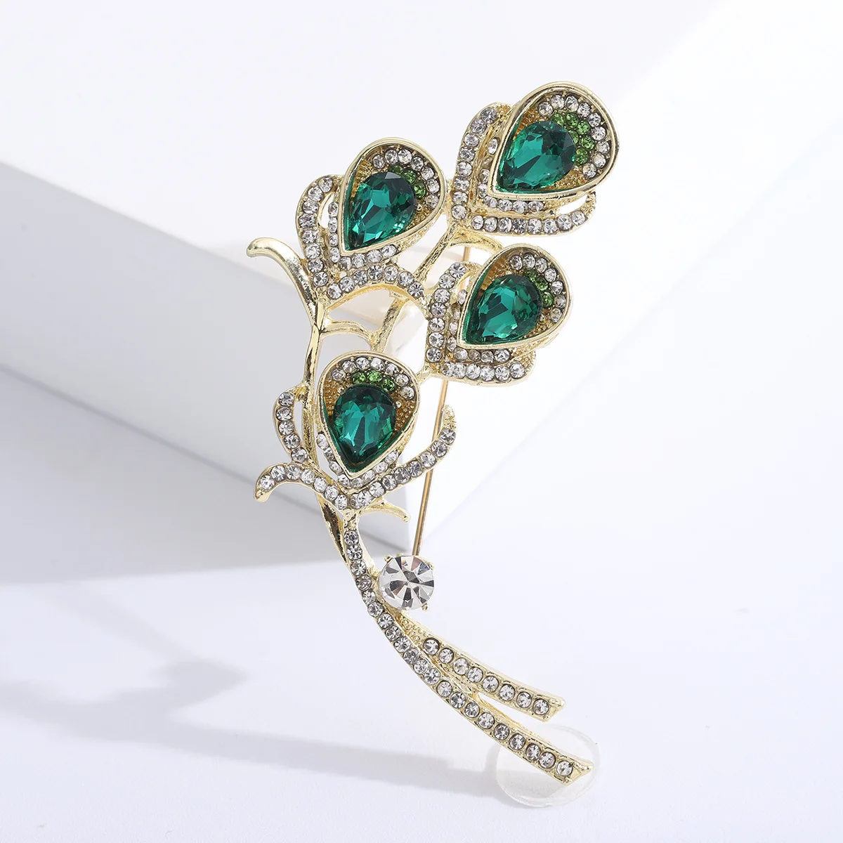 Elegancka broszka z ażurowym liściem do płaszcza N1 5 3752