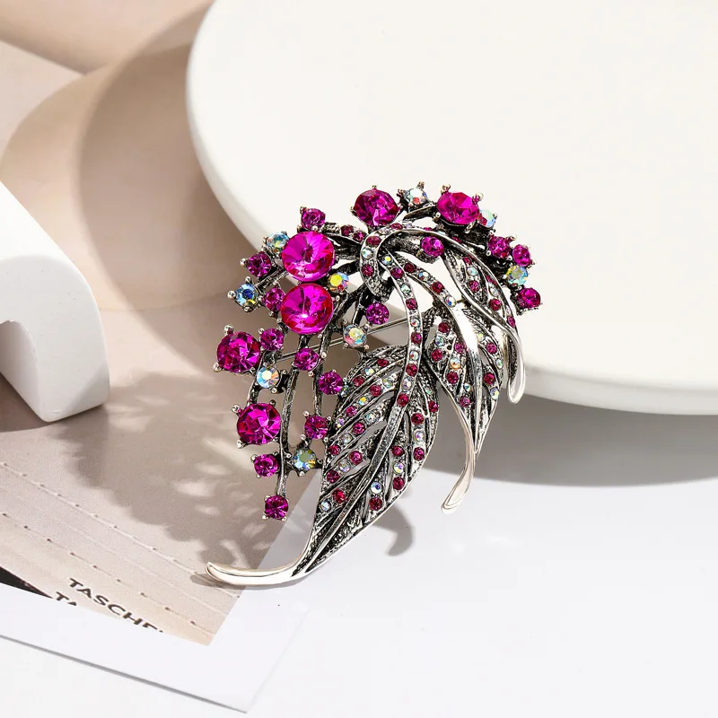 Elegancka broszka z ażurowym liściem do płaszcza P0 1 5829