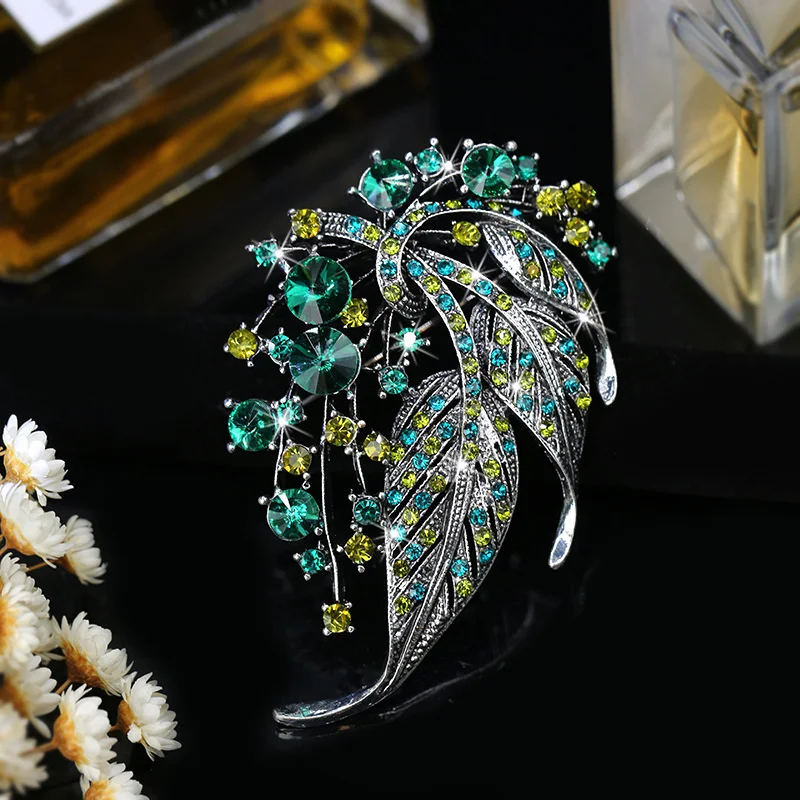 Elegancka broszka z ażurowym liściem do płaszcza S1