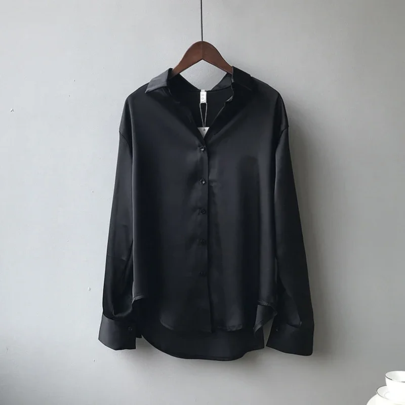 Elegancka satynowa bluzka damska z guzikami Czarny
