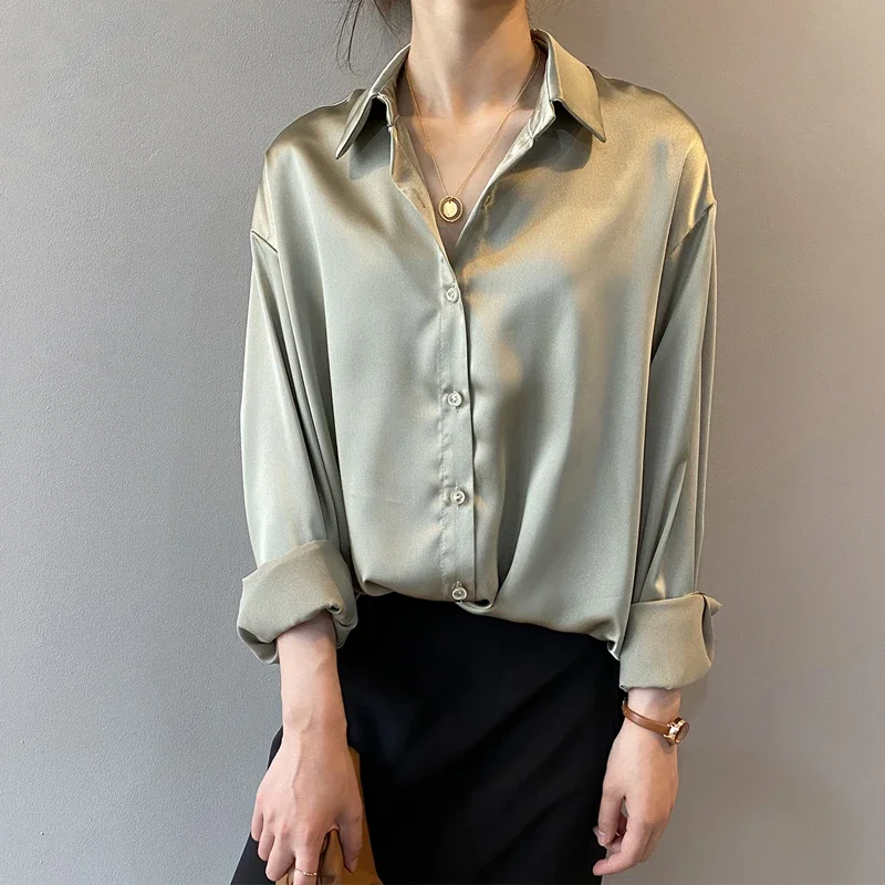 Elegancka satynowa bluzka damska z guzikami Zielony