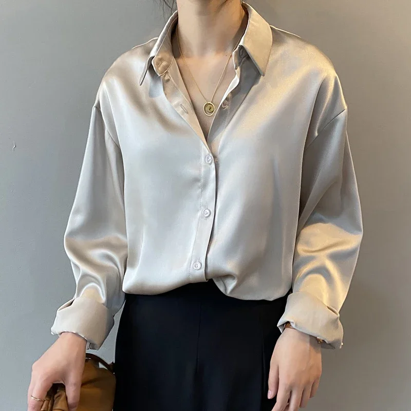 Elegancka satynowa bluzka damska z guzikami Morela