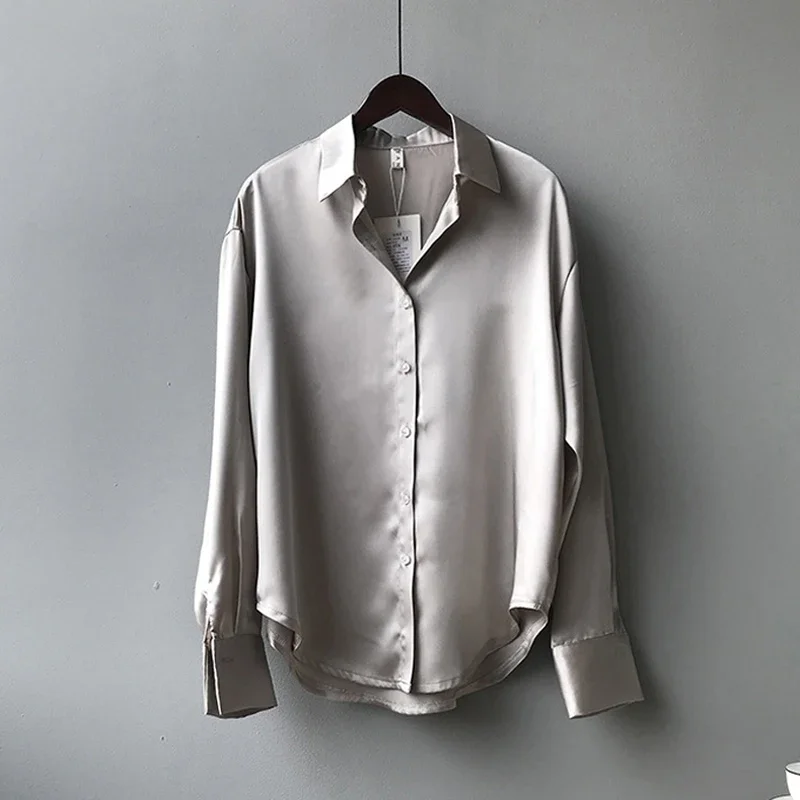 Elegancka satynowa bluzka damska z guzikami Szary