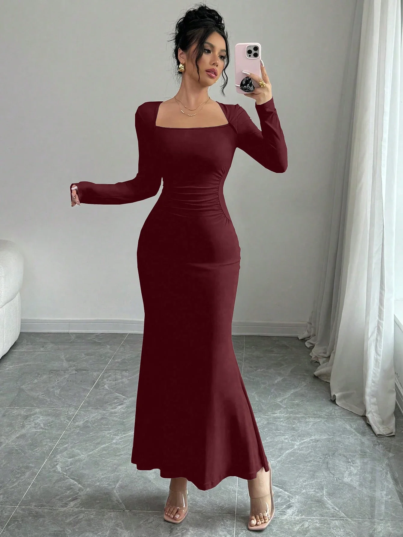Elegancka sukienka damska z kwadratowym dekoltem i długim rękawem Burgundia