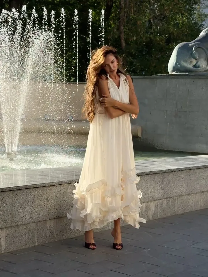 Elegancka sukienka maxi z falbanami i dekoltem w serek Beżowy