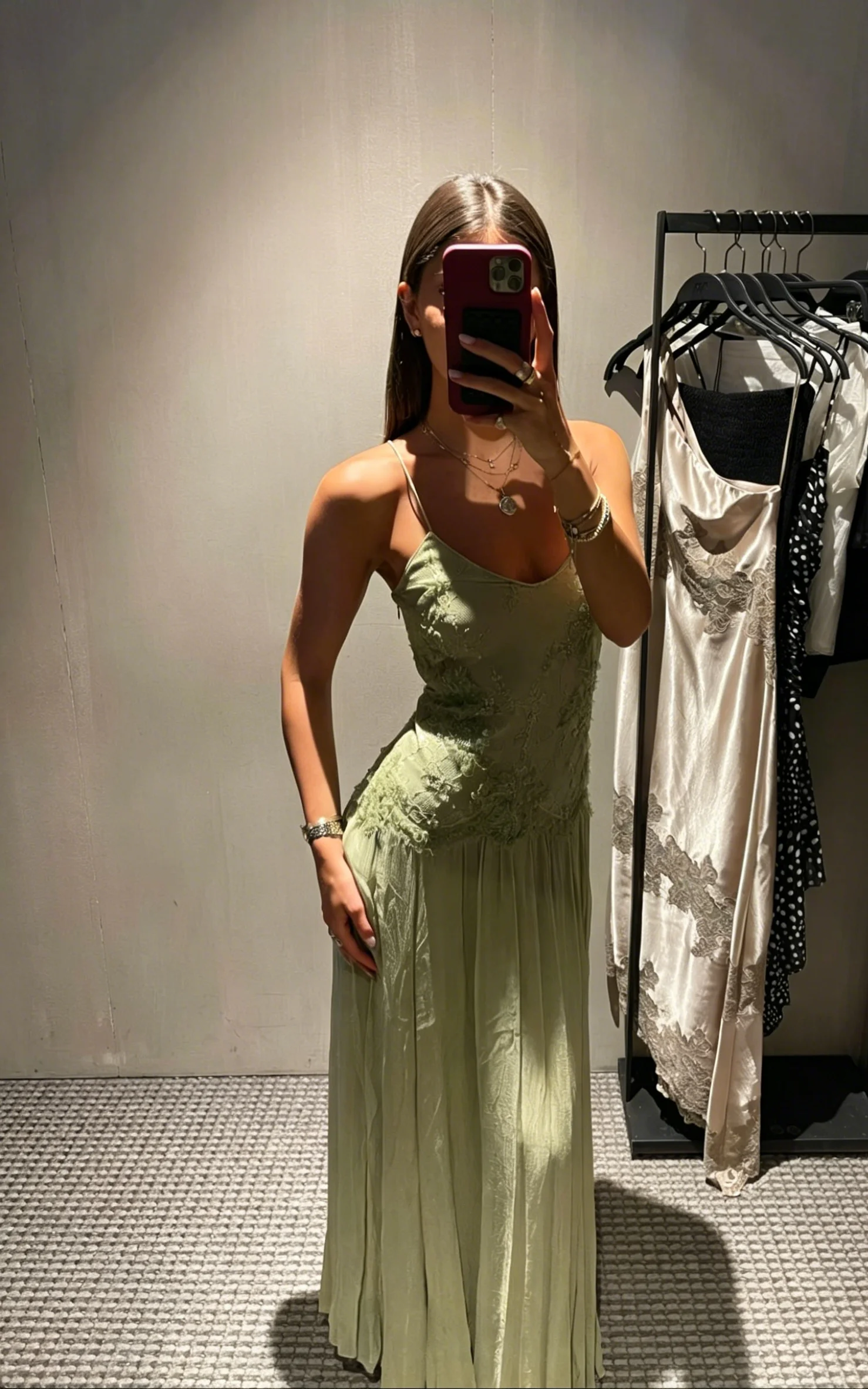 Elegancka sukienka maxi z koronką i cekinami na ramiączkach Zielony
