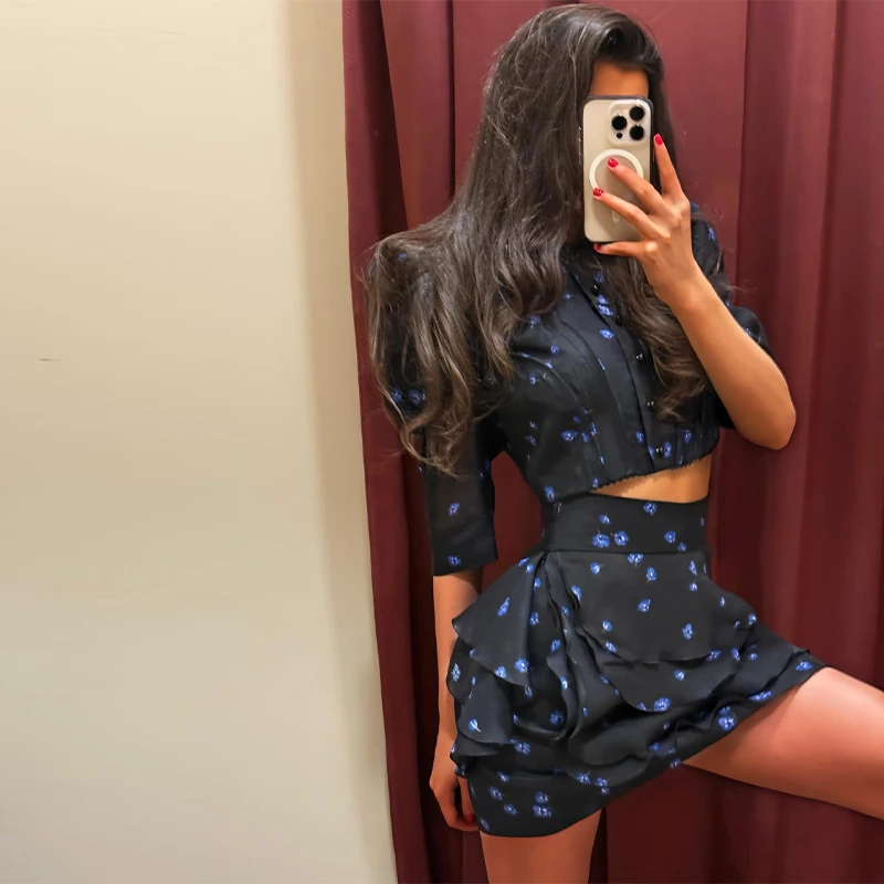Elegancka sukienka ołówkowa z nadrukiem i falbanami Black02