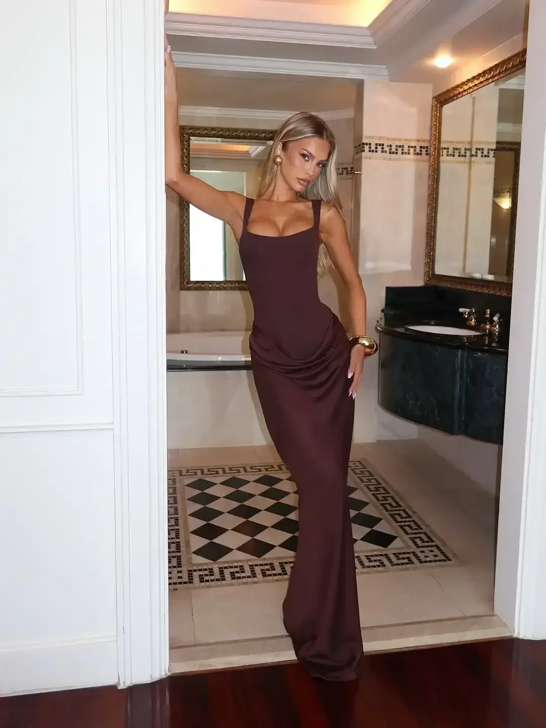Elegancka sukienka z plisami i kwadratowym dekoltem Brązowy
