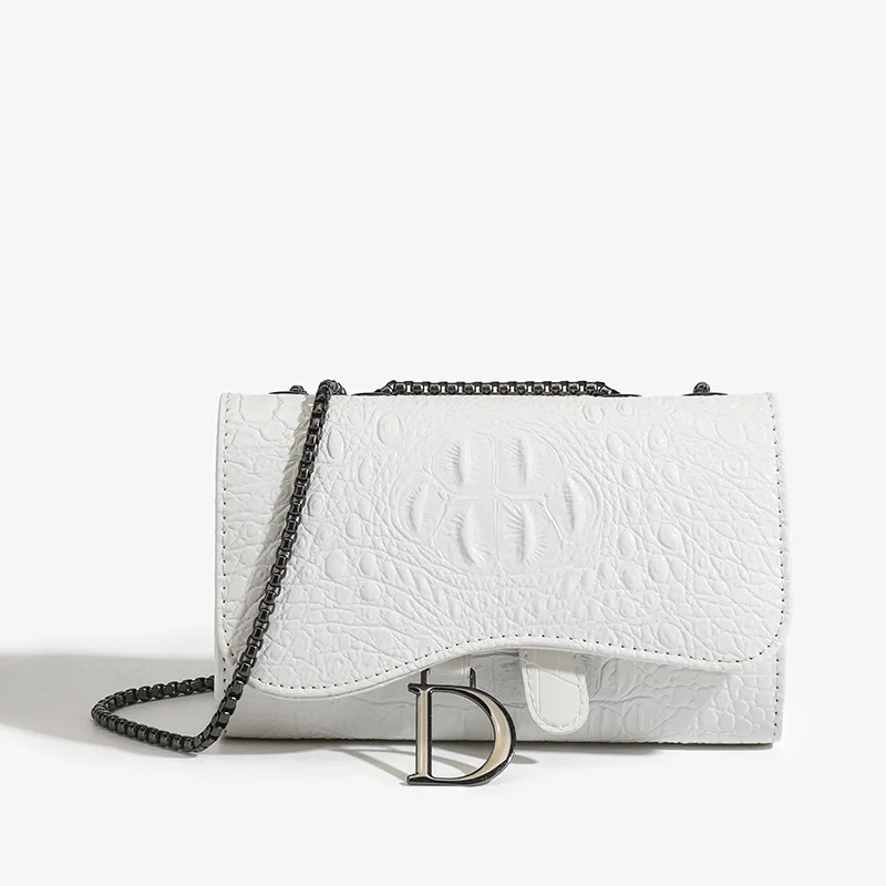 Elegancka torebka damska na łańcuszku crossbody z połyskiem M25725d