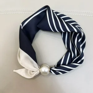 Elegancki szal z perłą i magnetycznym zapięciem 05