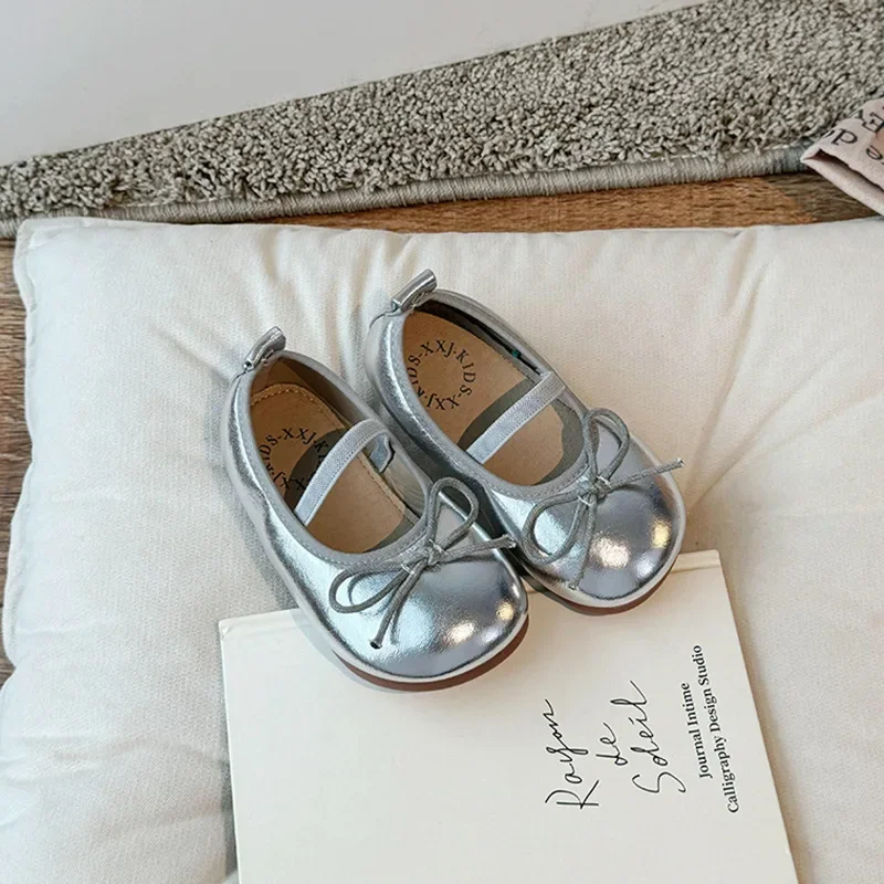 Eleganckie buty dla dziewczynki z kokardką Srebrny