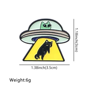 Emaliowana przypinka z czarnym kotkiem i UFO – broszka na plecak lub kurtkę Jasnoszary