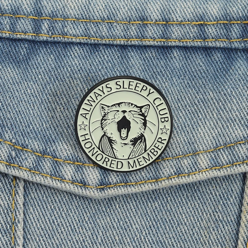 Emaliowane przypinki z kotami Always Sleeping Club — zestaw broszek retro