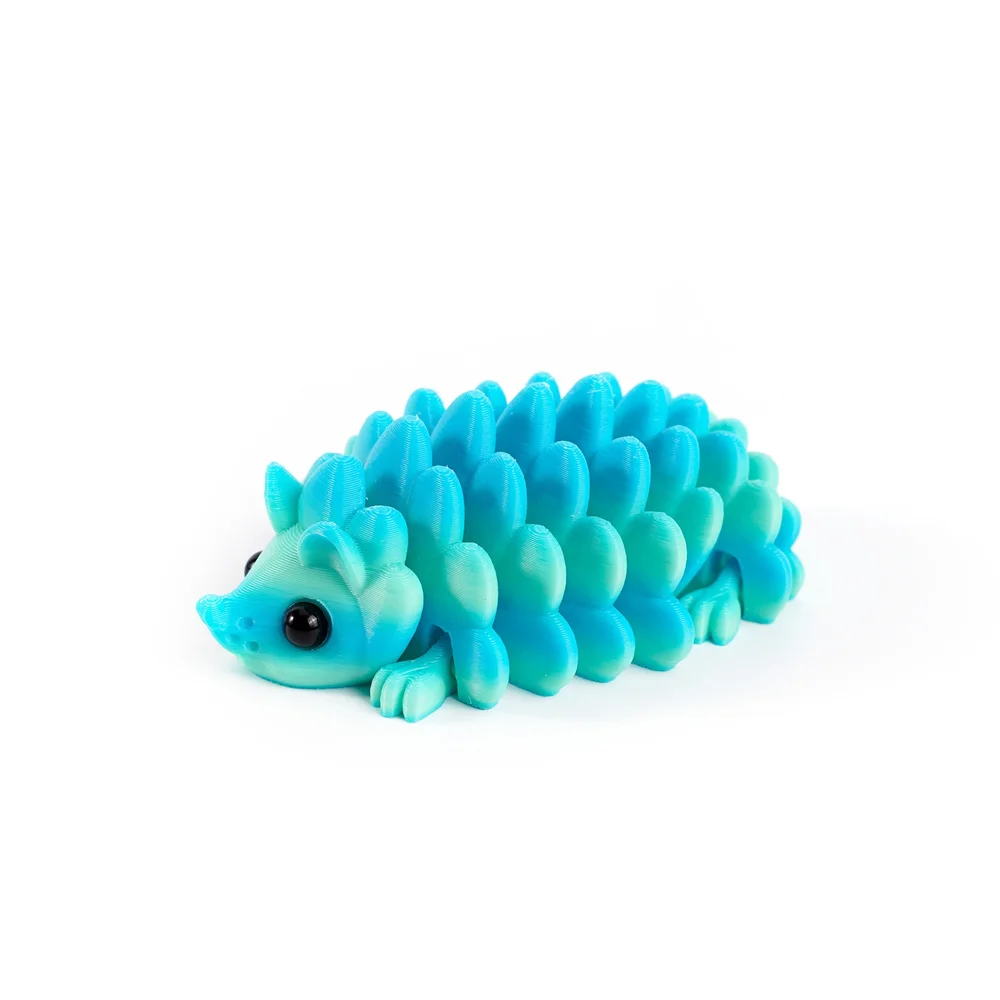 Figurka jeża drukowana 3D – ruchoma ozdoba na biurko śliwka