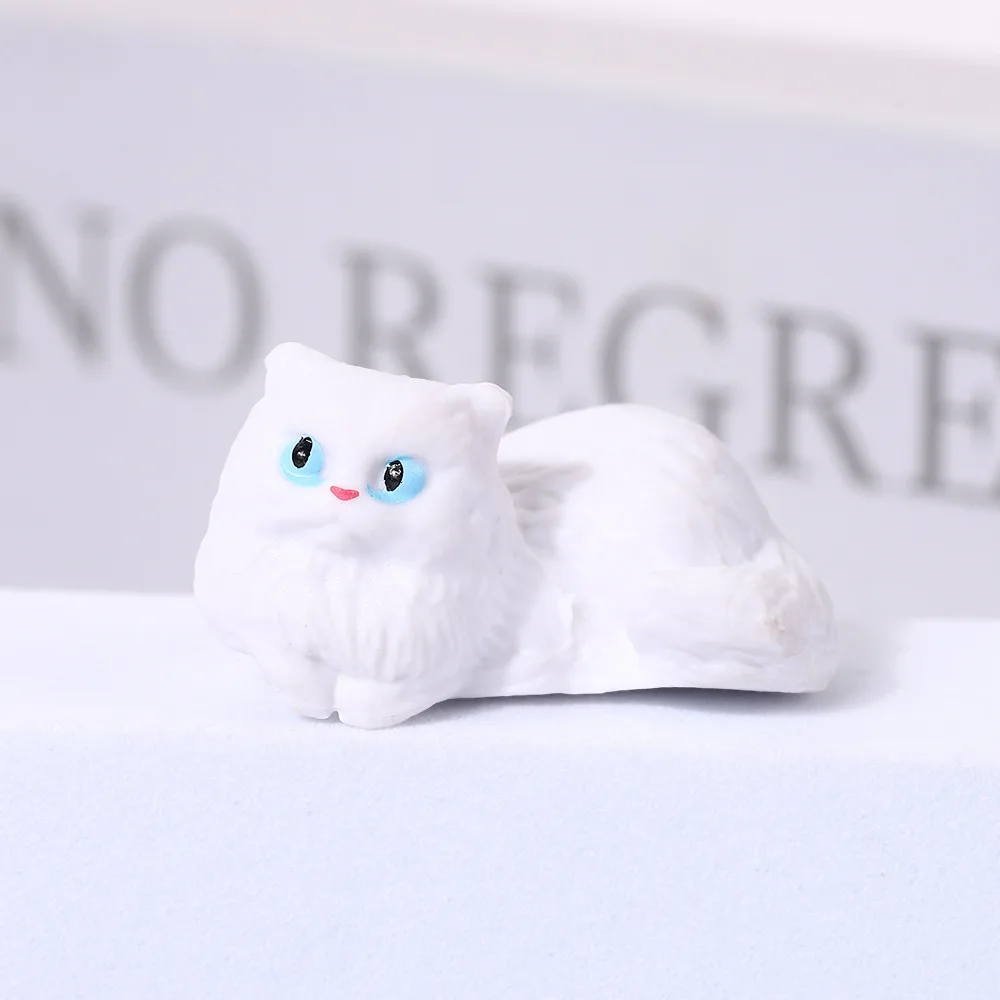 Figurka kota na krawędź kubka - mini ozdoba na biurko Jasny
