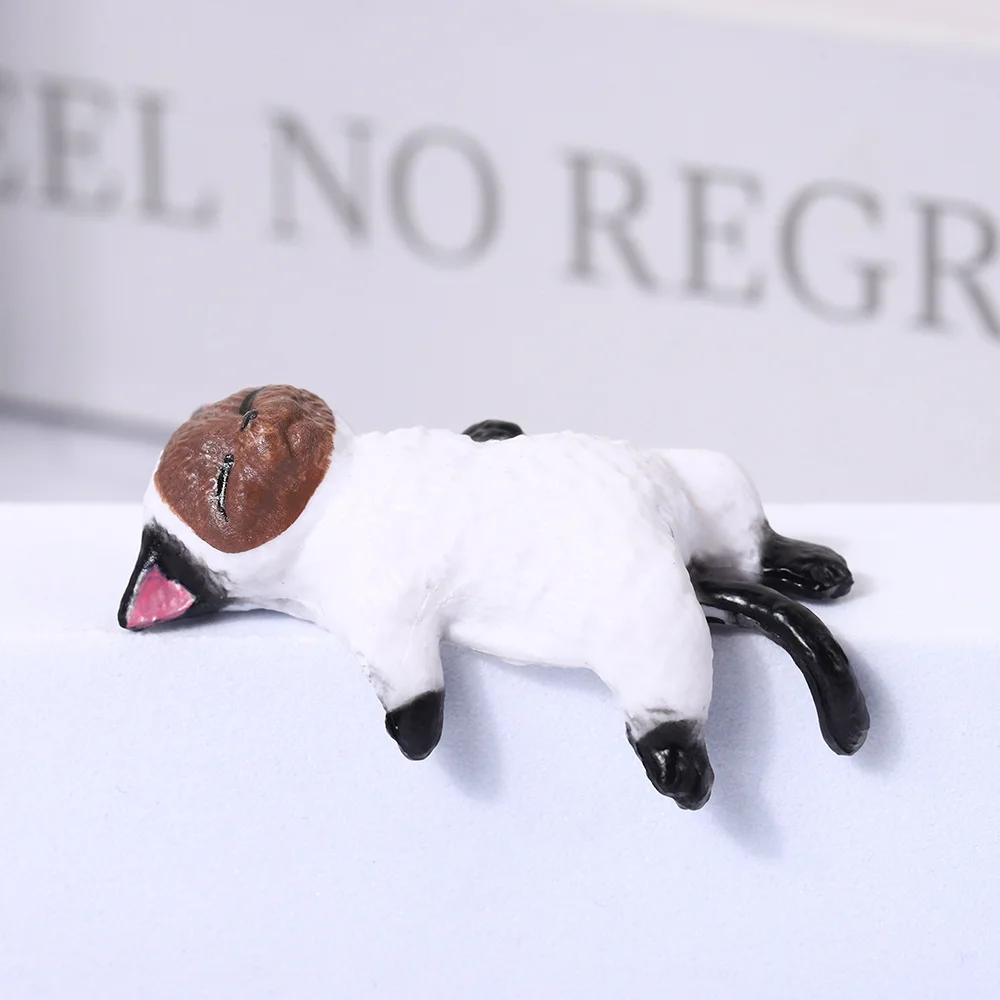 Figurka kota na krawędź kubka - mini ozdoba na biurko śliwka