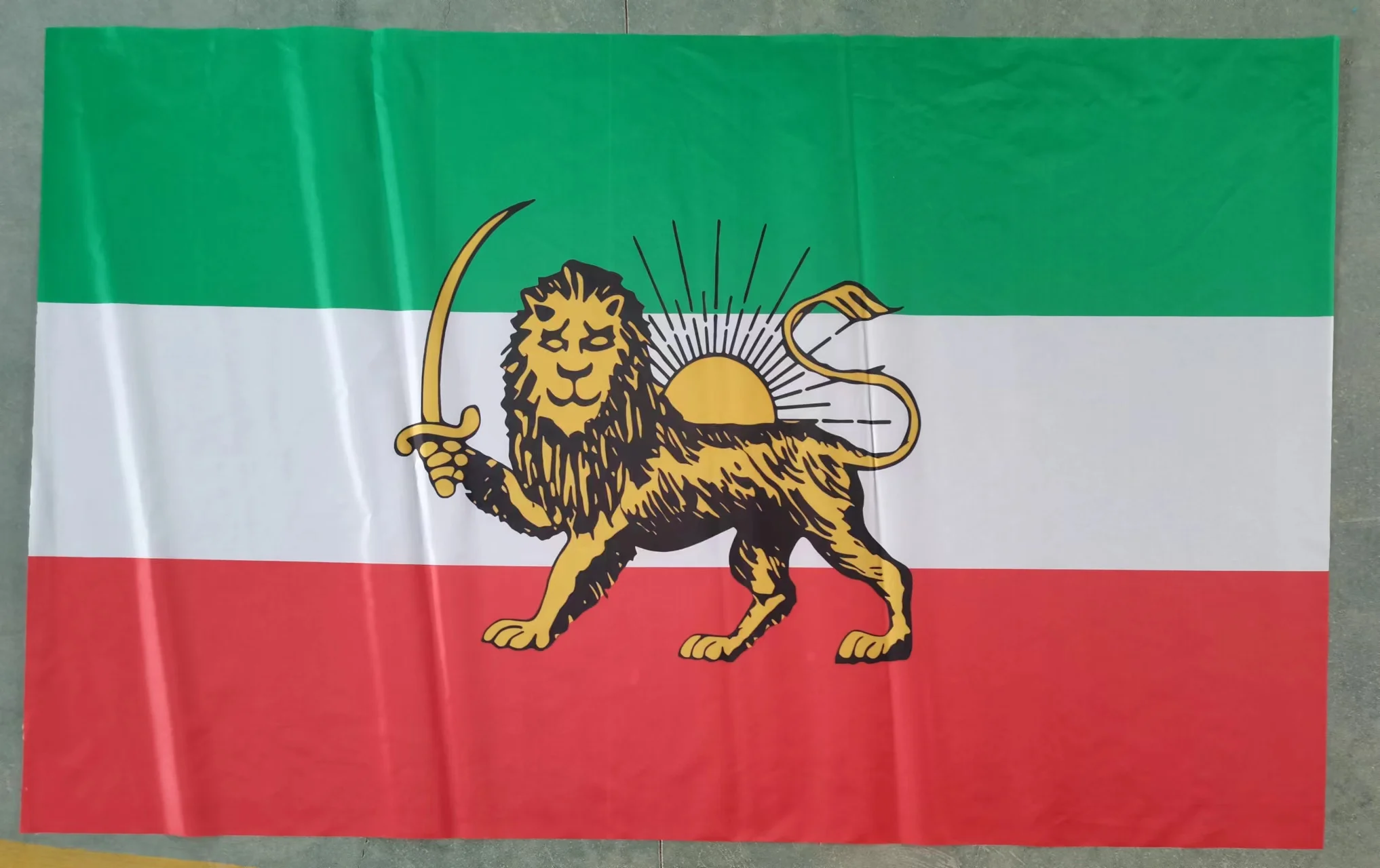 Flaga Iranu z lwem i słońcem do dekoracji 90x150 cm Niebiesko biały paska