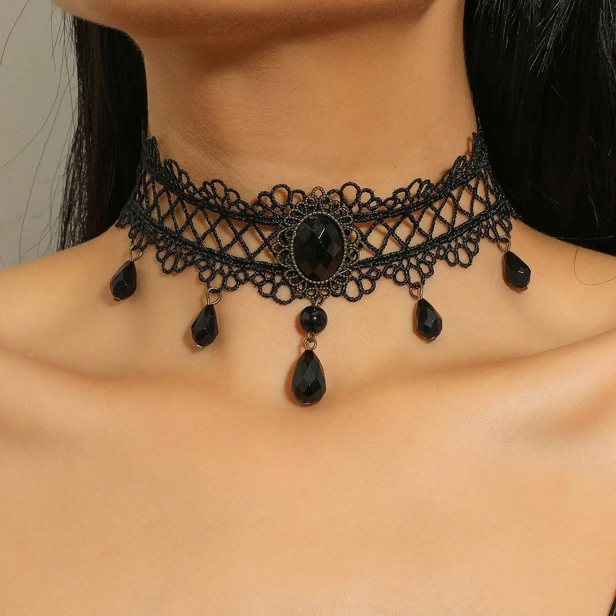 Gothic choker koronkowy z kryształowym wisiorkiem B