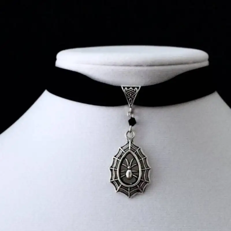 Gotycki choker aksamitny z pajęczyną i pająkiem A1