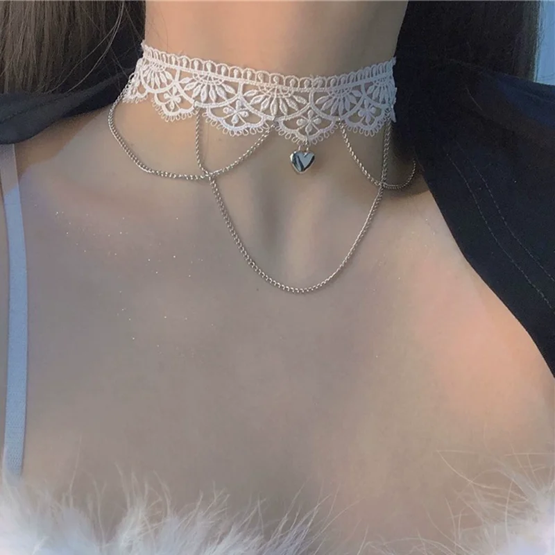 Gotycki choker z koronki z zawieszką serce i krzyż 2