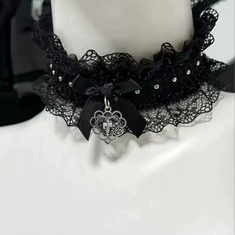 Gotycki choker z koronki z zawieszką serce i krzyż Czarny