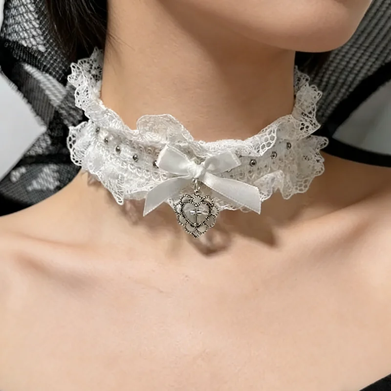 Gotycki choker z koronki z zawieszką serce i krzyż Biały