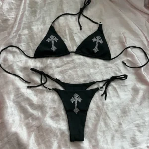 Gotyckie bikini ze strasami Y2K — strój kąpielowy Goth czarny Czarny